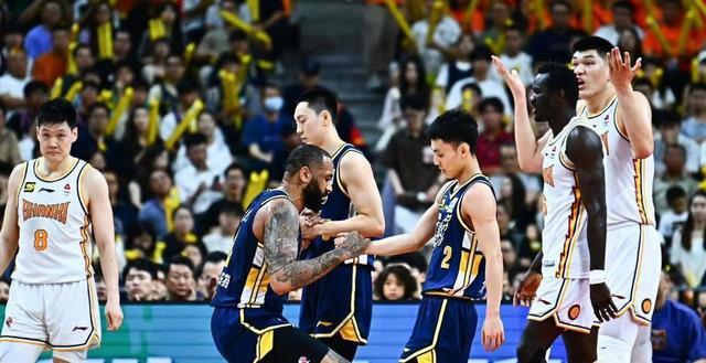 包含国内篮球联赛南区强队对决广东队力克上海的词条