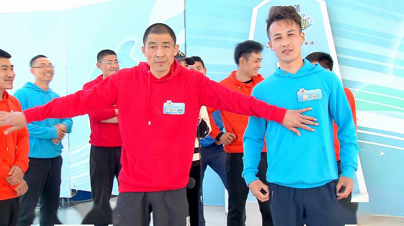 激烈对决，球队拼尽全力向前冲