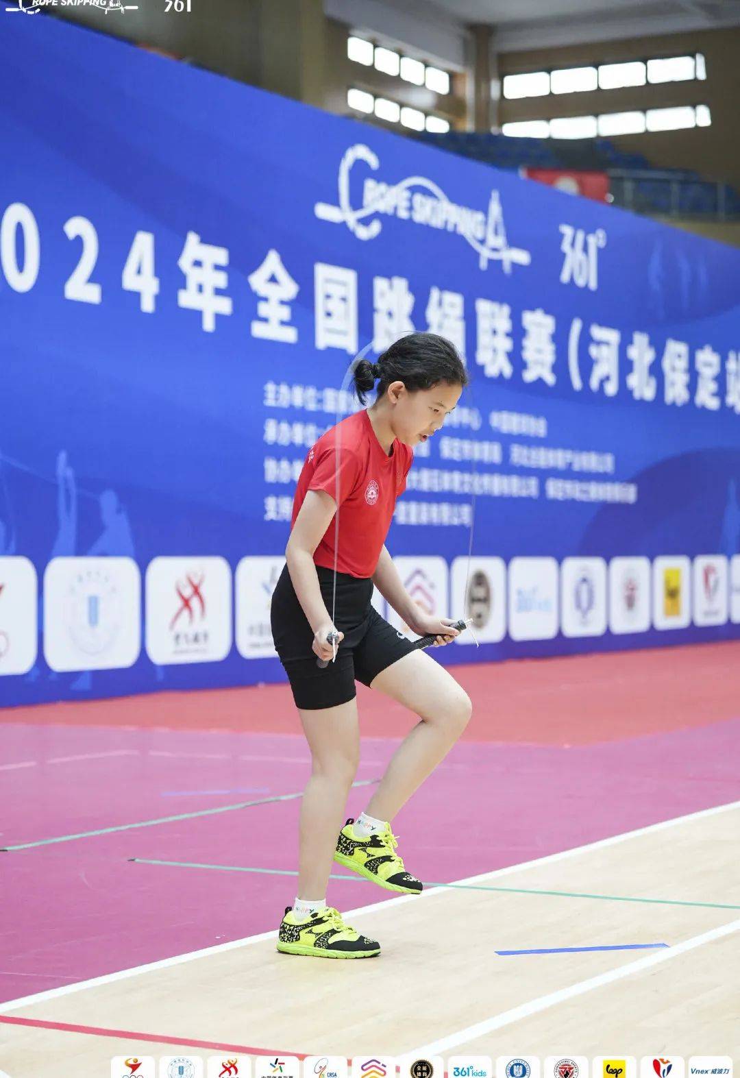 开云平台-冷静与激情交织！足球完美收官