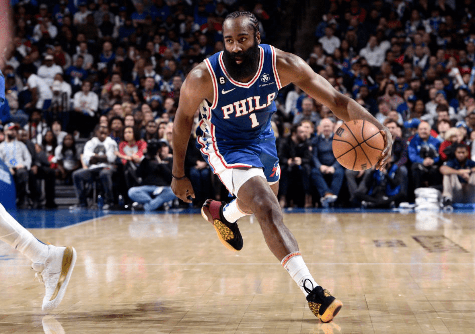 猛龙险胜篮网，哈登统治全场