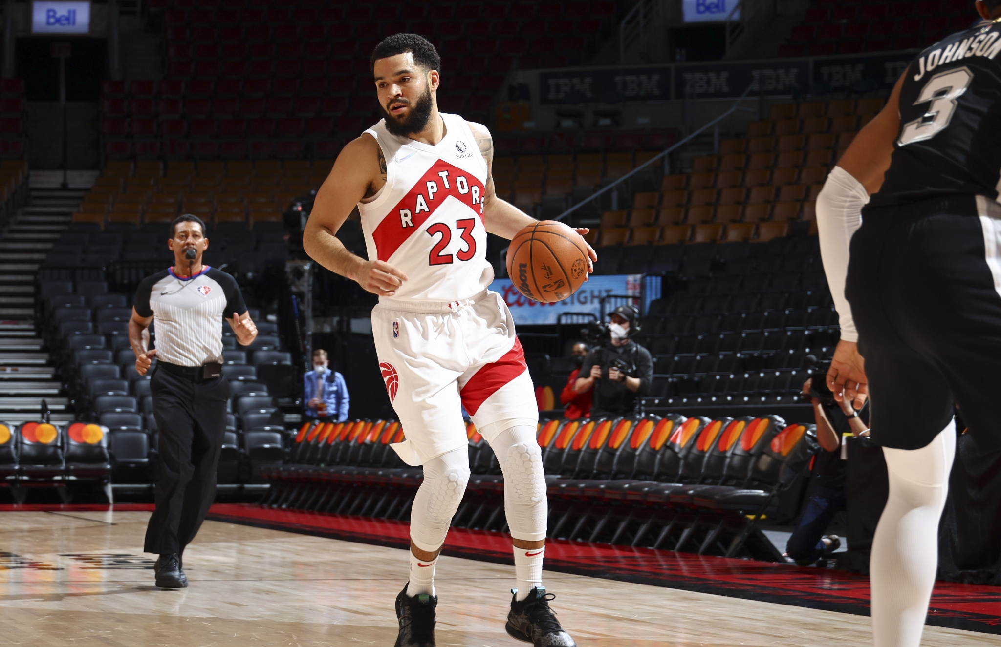 四川队完胜马刺，范弗利特带队取胜