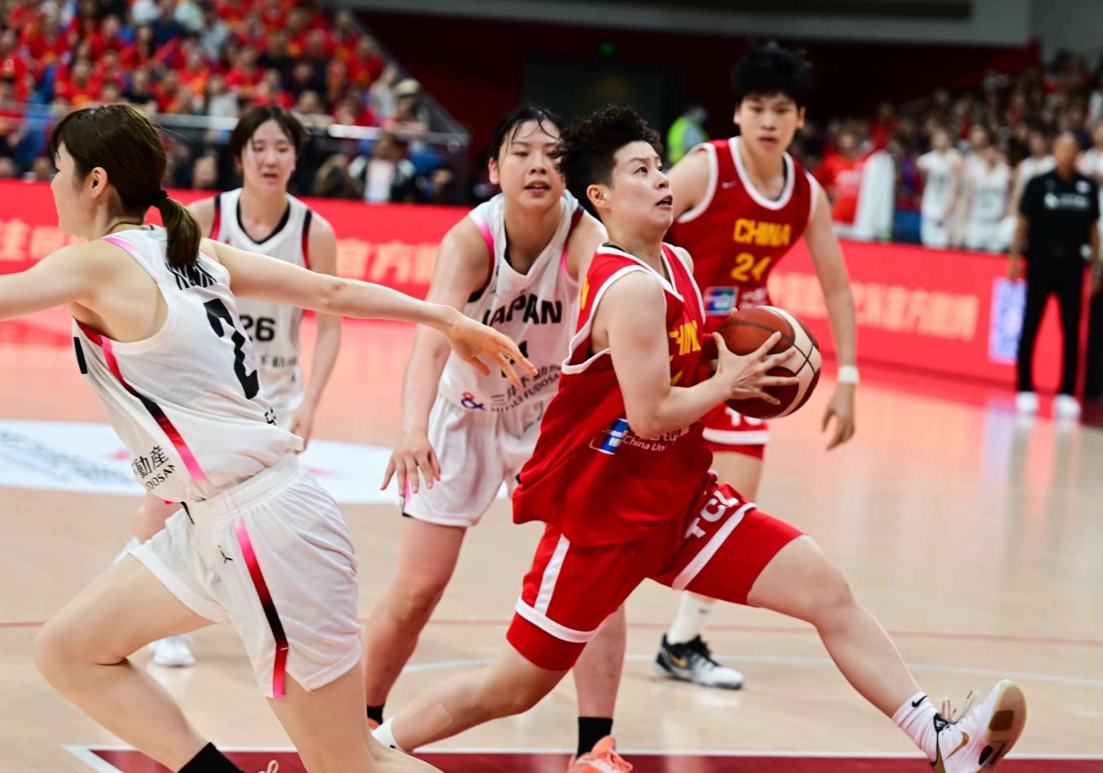 扬起胜利旗帜！篮球比赛球队凌驾对手